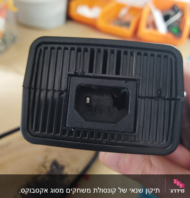 תיקון שנאי של קונסולת משחקים מסוג אקסבוקס.